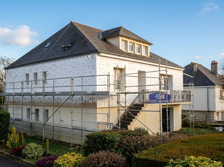 Maison individuelle en cours de rénovation thermique par l'extérieur