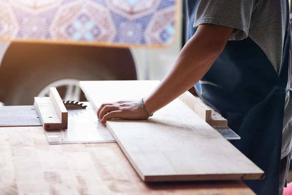 Atelier de menuiserie intérieur avec artisan travaillant le bois
