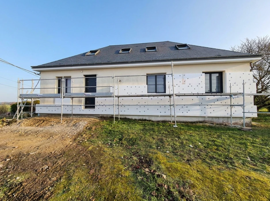 Façade d'une maison individuelle en cours de rénovation énergétique