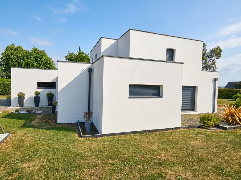 Maison contemporaine blanche à toiture terrasse, volumes cubiques imbriqués, enduit lisse, menuiseries anthracite avec volets roulants