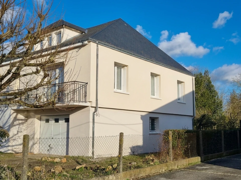 Une équipe de plusieurs ouvriers professionnels travaillant en coordination sur un chantier de rénovation : au premier plan, un façadier en train de nettoyer ou de ravaler une façade extérieure, au second plan visible à travers une fenêtre, un autre professionnel effectuant des travaux intérieurs (pose de carrelage, peinture ou isolation). L'image doit montrer clairement la diversité des métiers et la cohésion de travail entre les différents corps de métier sur un même projet.