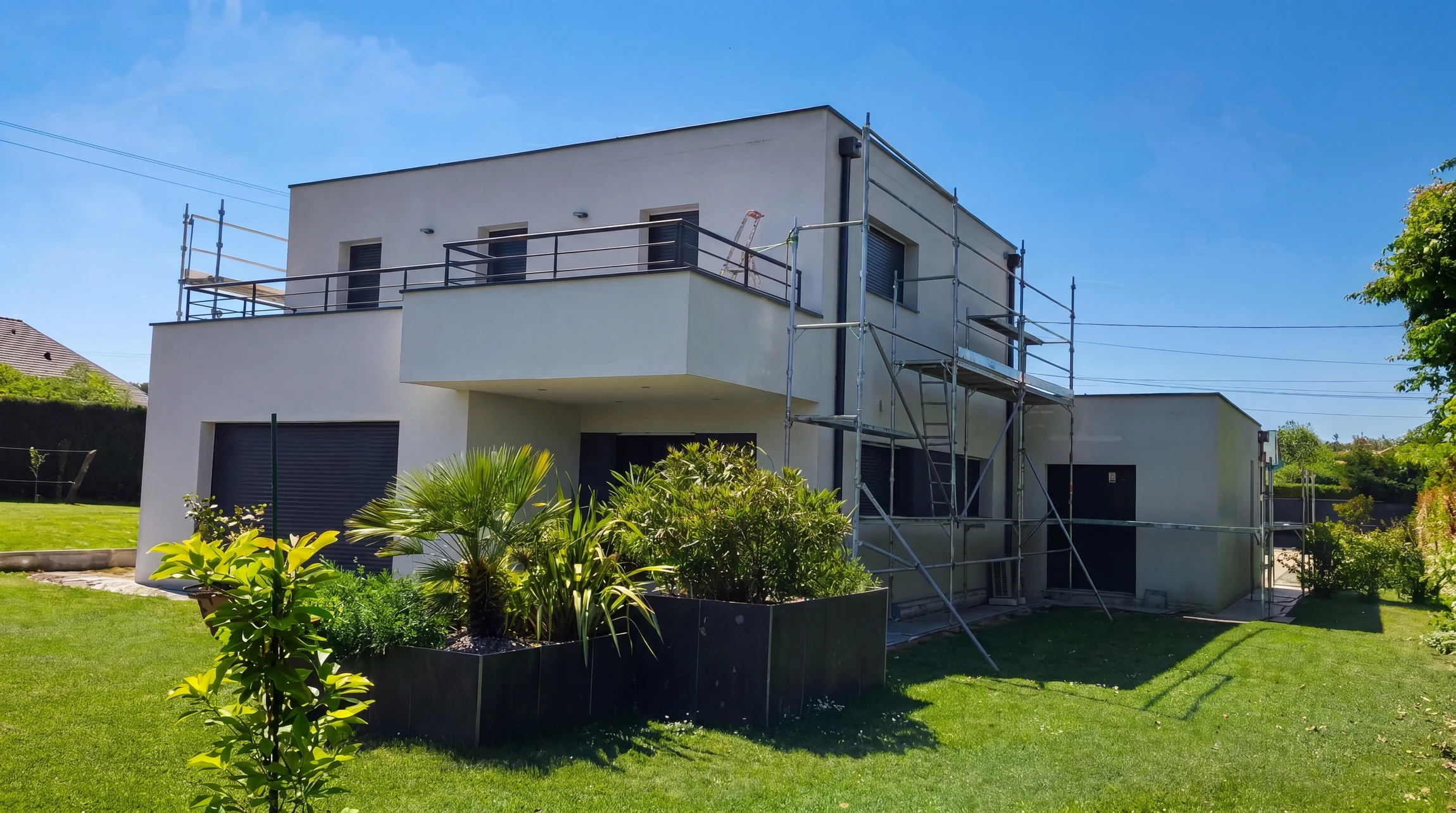 Chantier de rénovation de façade d'immeuble résidentiel en brique avec échafaudage métallique tubulaire